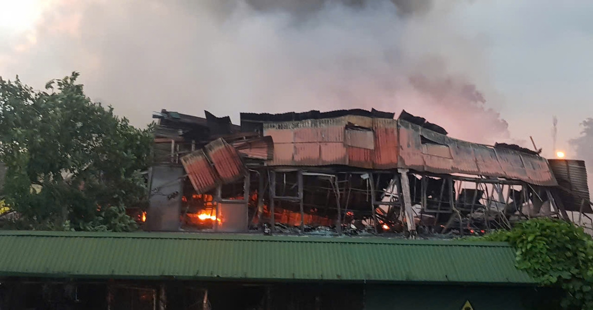 You are currently viewing Huy động cả máy xúc mở đường chữa đám cháy lớn ở quận Nam Từ Liêm