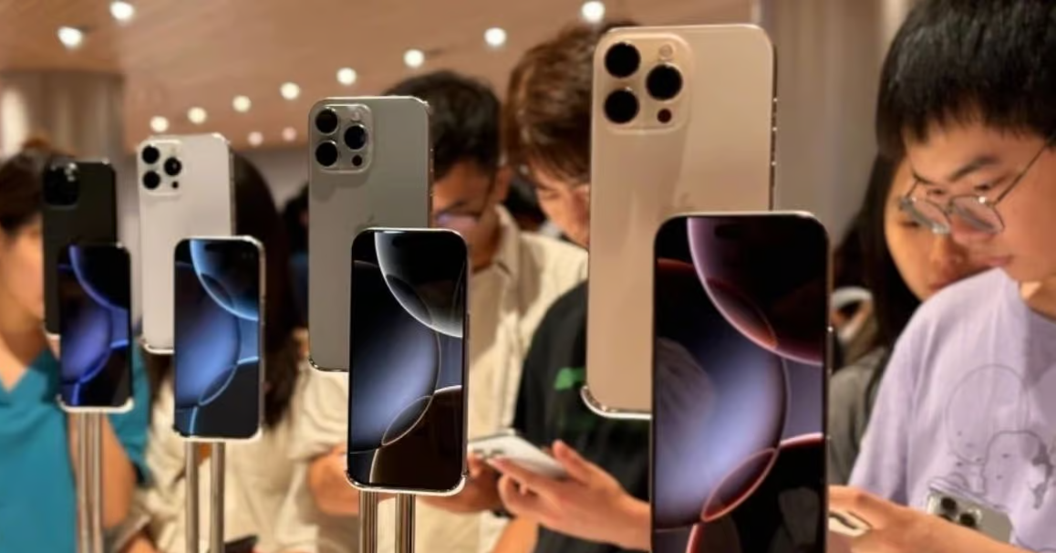 Read more about the article iPhone thống trị bảng xếp hạng, sức ép thuế quan từ ông Trump vẫn nóng như lửa