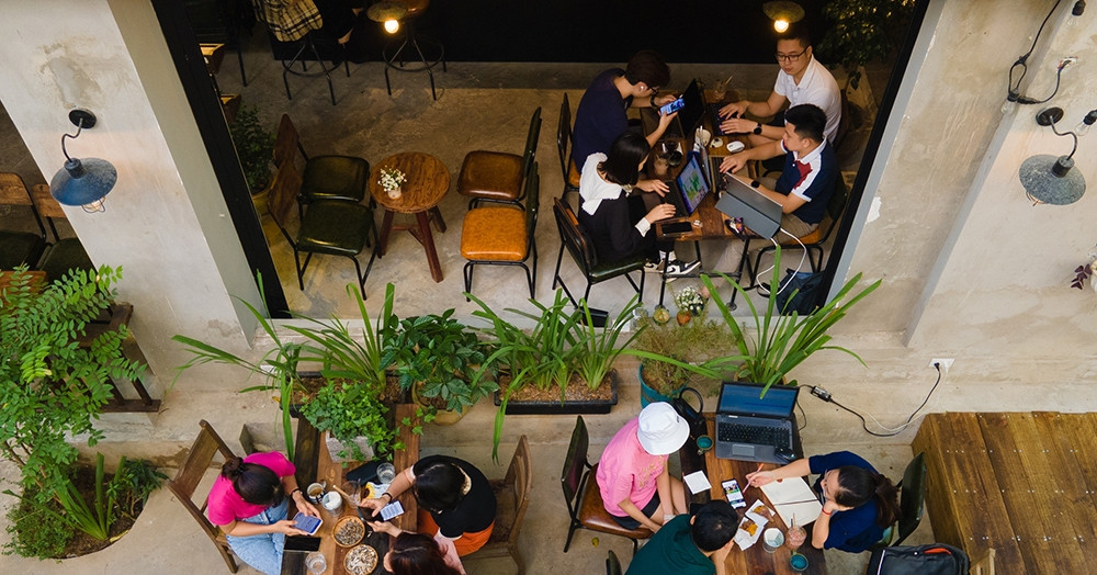 You are currently viewing Khách gọi một ly ‘cắm rễ’ cả ngày, chủ quán có nên bịt ổ điện?