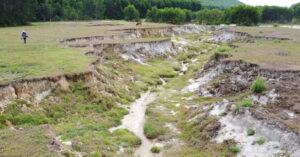 Read more about the article Khai thác khoáng sản xong DN ‘đòi’ phá sản, để lại đồng ruộng bị xé toạc