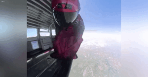 Read more about the article Điện thoại của người nhảy dù rơi từ độ cao 4km được tìm thấy nguyên vẹn