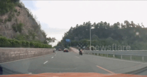 Read more about the article Khoảnh khắc xe Porsche phóng nhanh, húc văng người đi xe máy xuống đường