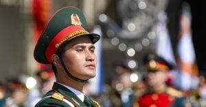 Read more about the article Khối trưởng duyệt binh của Việt Nam nói về khoảnh khắc bắt tay Tổng thống Putin