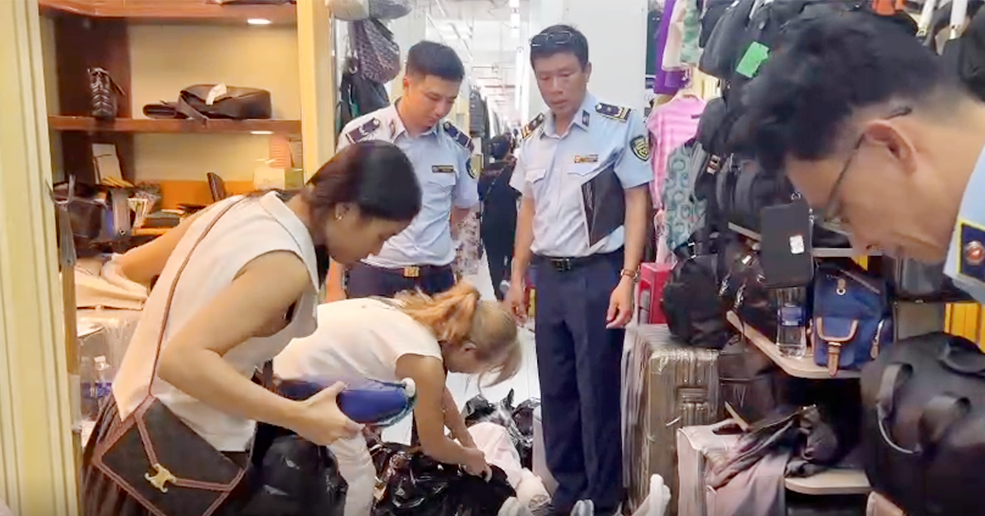 Read more about the article Kiểm tra Saigon Square, thu giữ hàng ngàn sản phẩm nghi nhái hàng hiệu