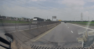 Read more about the article Kinh hoàng cảnh người đi xe máy phóng ngược chiều như bay trên cao tốc