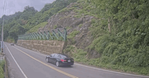 Read more about the article Kinh hoàng khoảnh khắc đá rơi như mưa xuống đường đè trúng ô tô đang di chuyển