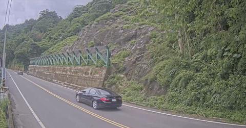 You are currently viewing Kinh hoàng khoảnh khắc đá rơi như mưa xuống đường đè trúng ô tô đang di chuyển