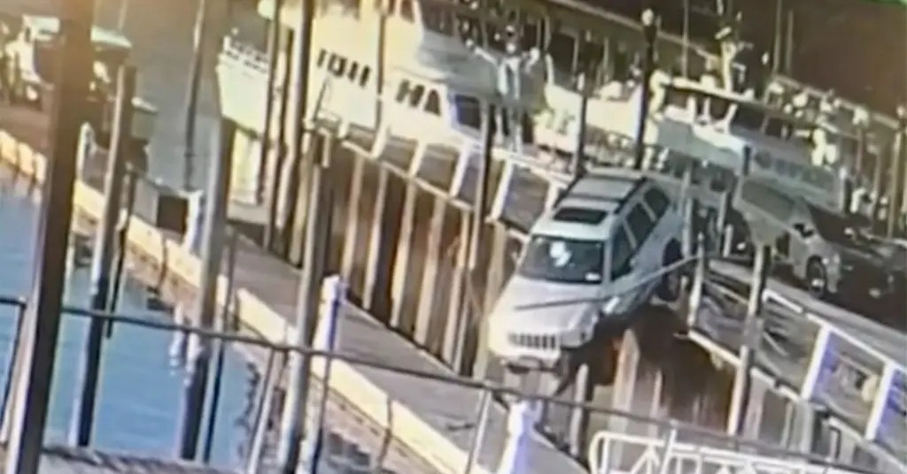 You are currently viewing Video kinh hoàng! Xe Jeep ‘bay’ xuyên lan can, đáp thẳng xuống bến tàu nổi