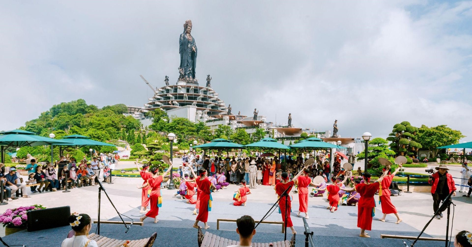 You are currently viewing Lễ hội dâng đăng độc đáo mừng Lễ Vía Bà tại núi Bà Đen