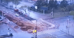 Read more about the article Xe Lexus bay qua hố sâu công trường như phim hành động khiến 2 người bị thương