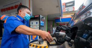 Read more about the article Giá xăng tiếp tục đi xuống, RON 95 về sát 19.000 đồng/lít