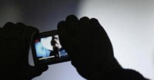 Read more about the article Livestream trên MXH, cô gái Hà Nội bị quay lén hình ‘nhạy cảm’ rồi tống tiền