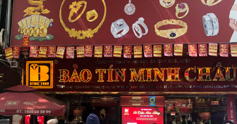 You are currently viewing Giá vàng lên xuống liên tục, nhiều người ‘tranh thủ mua một ít’