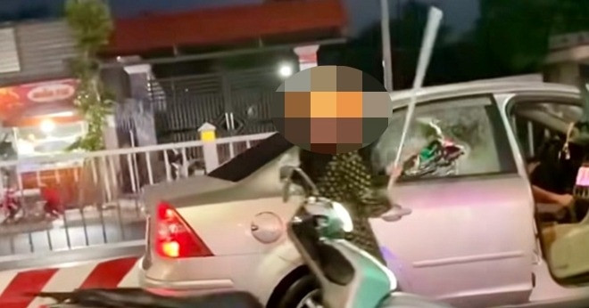 You are currently viewing Lý do bất ngờ người phụ nữ tạt đầu ô tô, đập bể kính xe trên phố