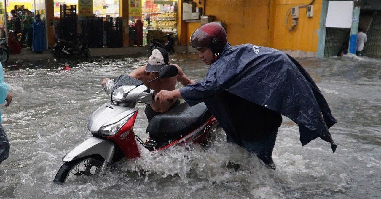 You are currently viewing Lý giải TPHCM hứng trận mưa lớn đặc biệt hiếm gặp vào sáng sớm