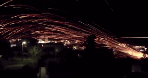 Read more about the article Màn pháo hoa lễ Phục sinh biến thành ‘cuộc chiến tên lửa’ rực trời đêm