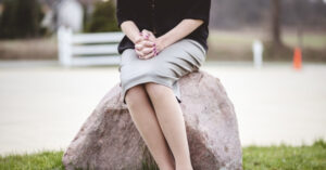 Read more about the article Mang bầu 7 tháng, nàng dâu tối nào cũng ngồi ở ghế đá không dám lên nhà