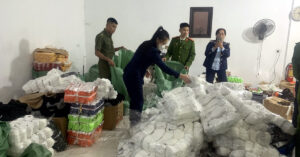 Read more about the article Mua máy dệt Trung Quốc, làm giả hàng trăm nghìn đôi tất hàng hiệu