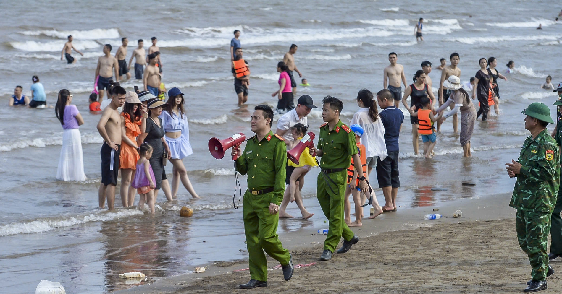 You are currently viewing Nam Định tăng cảnh báo tại bãi tắm tự phát sau phản ánh của VietNamNet