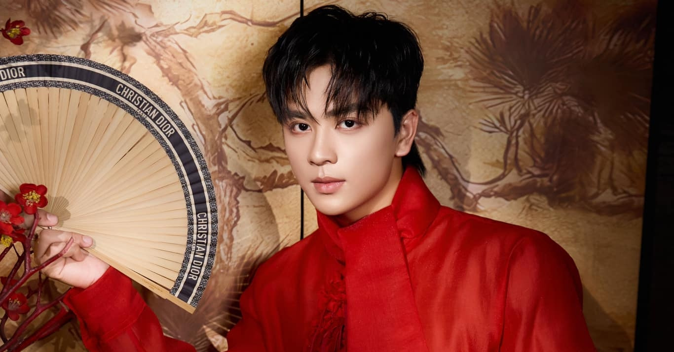 You are currently viewing Nam vương Minh Ứng cuốn hút trong bộ ảnh lấy cảm hứng từ ‘Thám tử Kiên’