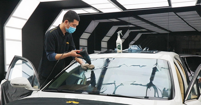 You are currently viewing Nắng như đổ lửa, có nên dán phim cách nhiệt tối màu cho kính lái ô tô?