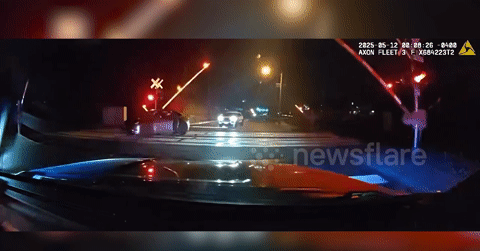 You are currently viewing Nghẹt thở pha cảnh sát cứu tài xế trên đường ray khi tàu hoả đang lao tới