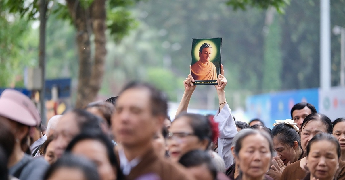 You are currently viewing Hàng nghìn người đổ về chùa Quán Sứ từ sáng sớm để chiêm bái xá lợi Đức Phật