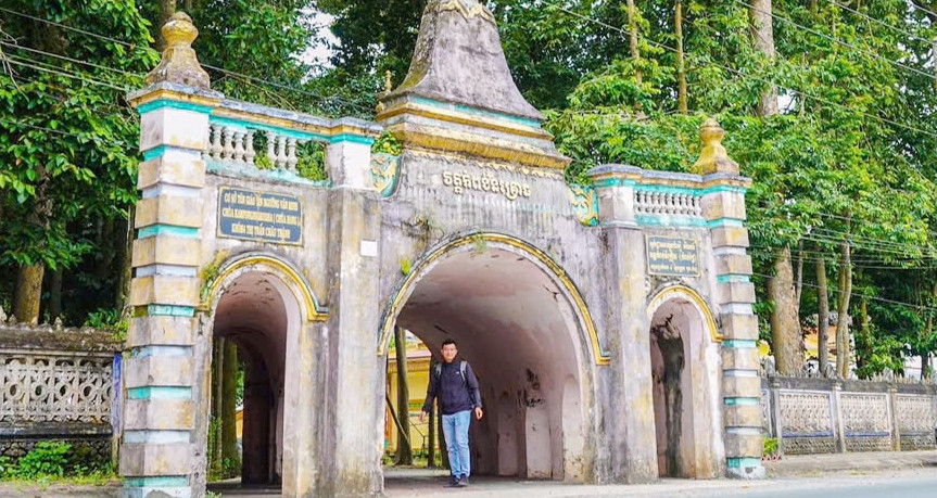 You are currently viewing Ngôi chùa Khmer có cổng độc đáo nhất miền Tây và nghề tạo ra ‘báu vật’