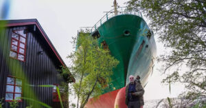 Read more about the article Ngủ dậy, người đàn ông sốc thấy con tàu khổng lồ đỗ sát nhà