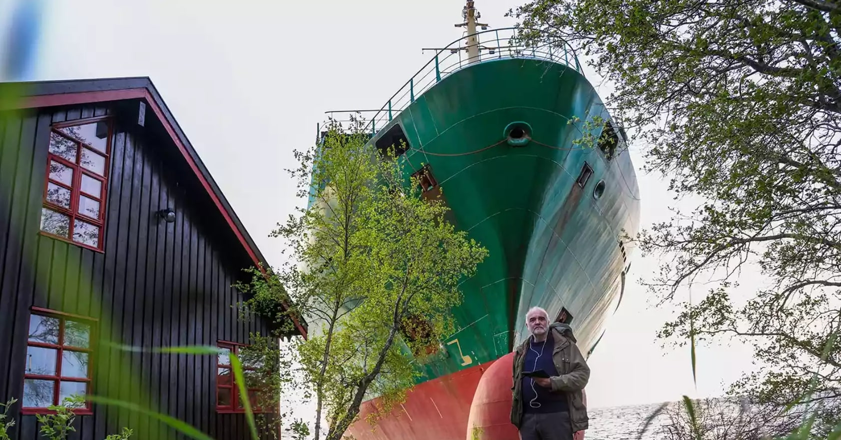 You are currently viewing Ngủ dậy, người đàn ông sốc thấy con tàu khổng lồ đỗ sát nhà