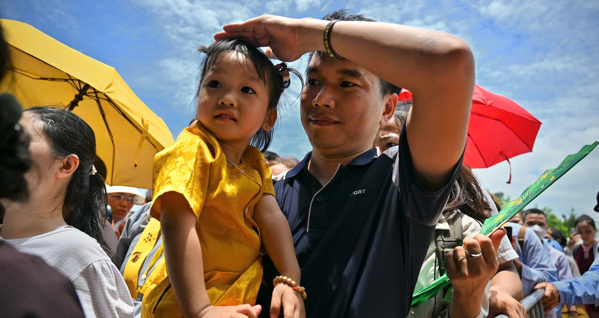 You are currently viewing Người dân bật khóc khi được chiêm bái xá lợi Phật ở chùa Tam Chúc