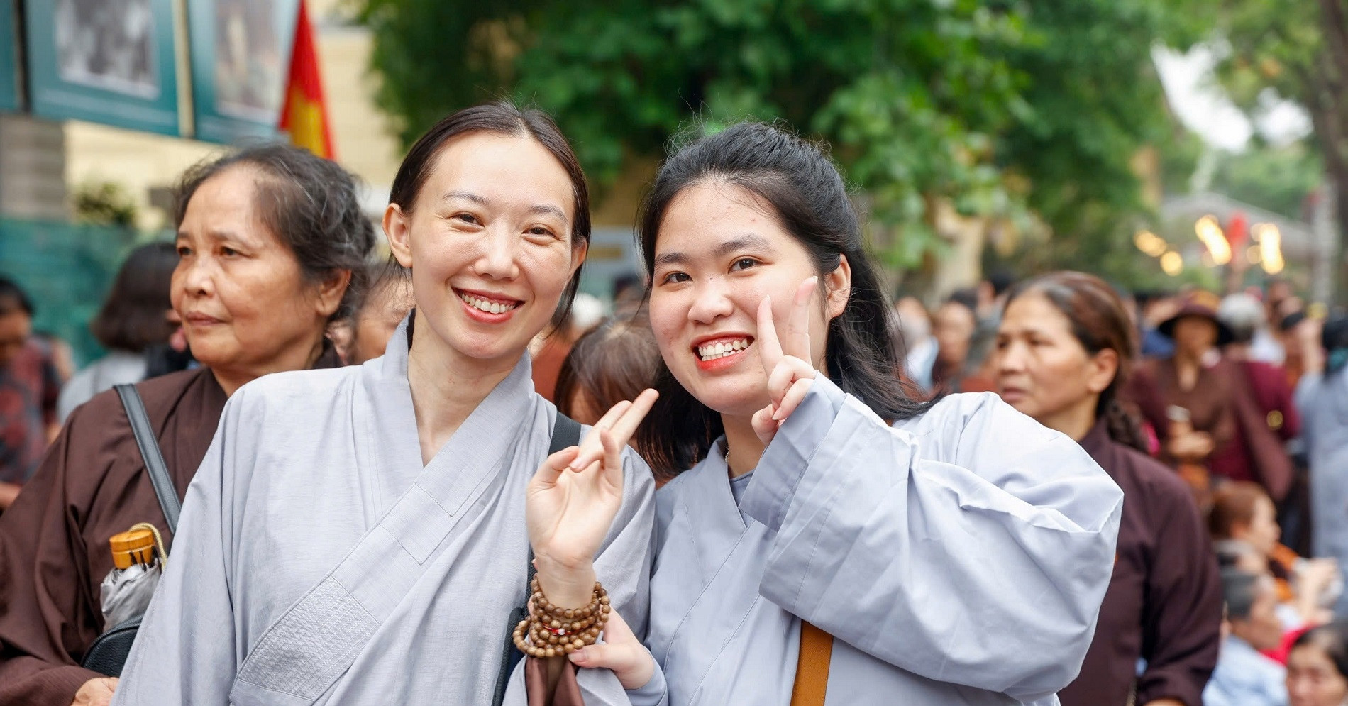 You are currently viewing Người dân đến chiêm bái chỉ cần chờ vài chục phút, chùa Quán Sứ mở cửa xuyên đêm