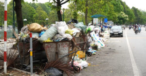 Read more about the article Rác thải tràn ngập phố ở Thanh Hóa nhiều ngày, do người dân chặn cổng nhà máy