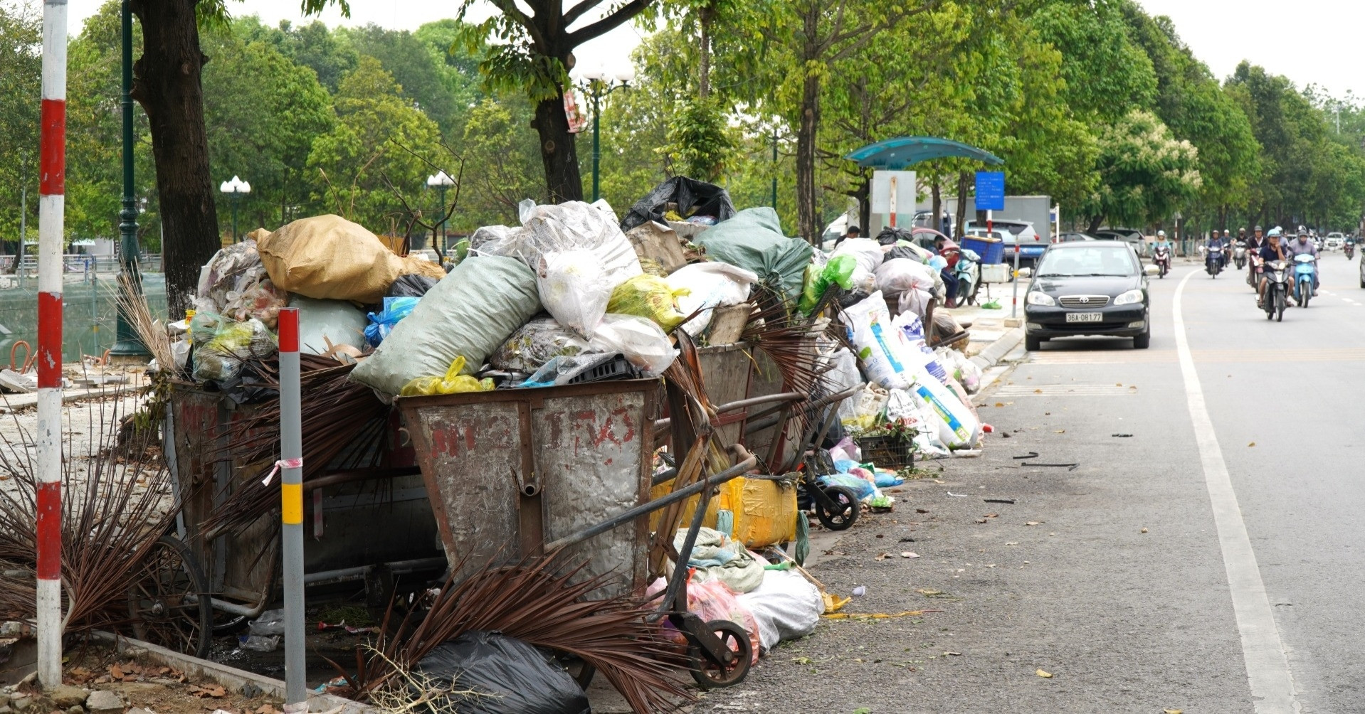 You are currently viewing Rác thải tràn ngập phố ở Thanh Hóa nhiều ngày, do người dân chặn cổng nhà máy