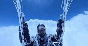 Read more about the article Người chơi dù lượn bị đóng băng khi gió cuốn lên độ cao gần 9.000 mét