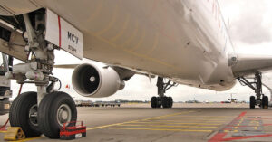 Read more about the article Người đàn ông khỏa thân lấm lem bùn đất bám chặt bánh máy bay