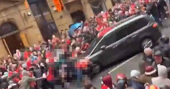 Read more about the article Người đàn ông lái xe ô tô đâm vào CĐV Liverpool tạo cảnh tượng kinh hoàng