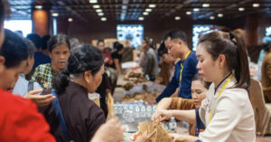 Read more about the article Người dân xúc động nhận cơm chay miễn phí khi đi chiêm bái xá lợi Phật