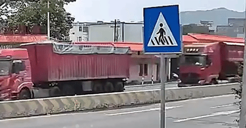 You are currently viewing Người phụ nữ phản xạ nhanh như chớp tránh 2 xe tải đâm nhau trên đường