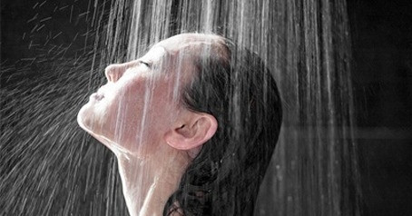 You are currently viewing Nguy cơ đột quỵ, đột tử từ sai lầm khi tắm trong ngày nắng nóng