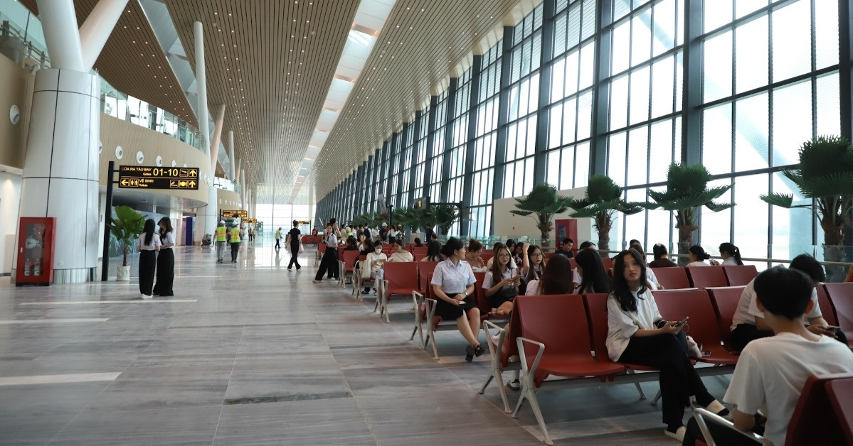 You are currently viewing Nhà ga T3 sân bay Tân Sơn Nhất bị dột trong trận mưa lớn đầu mùa