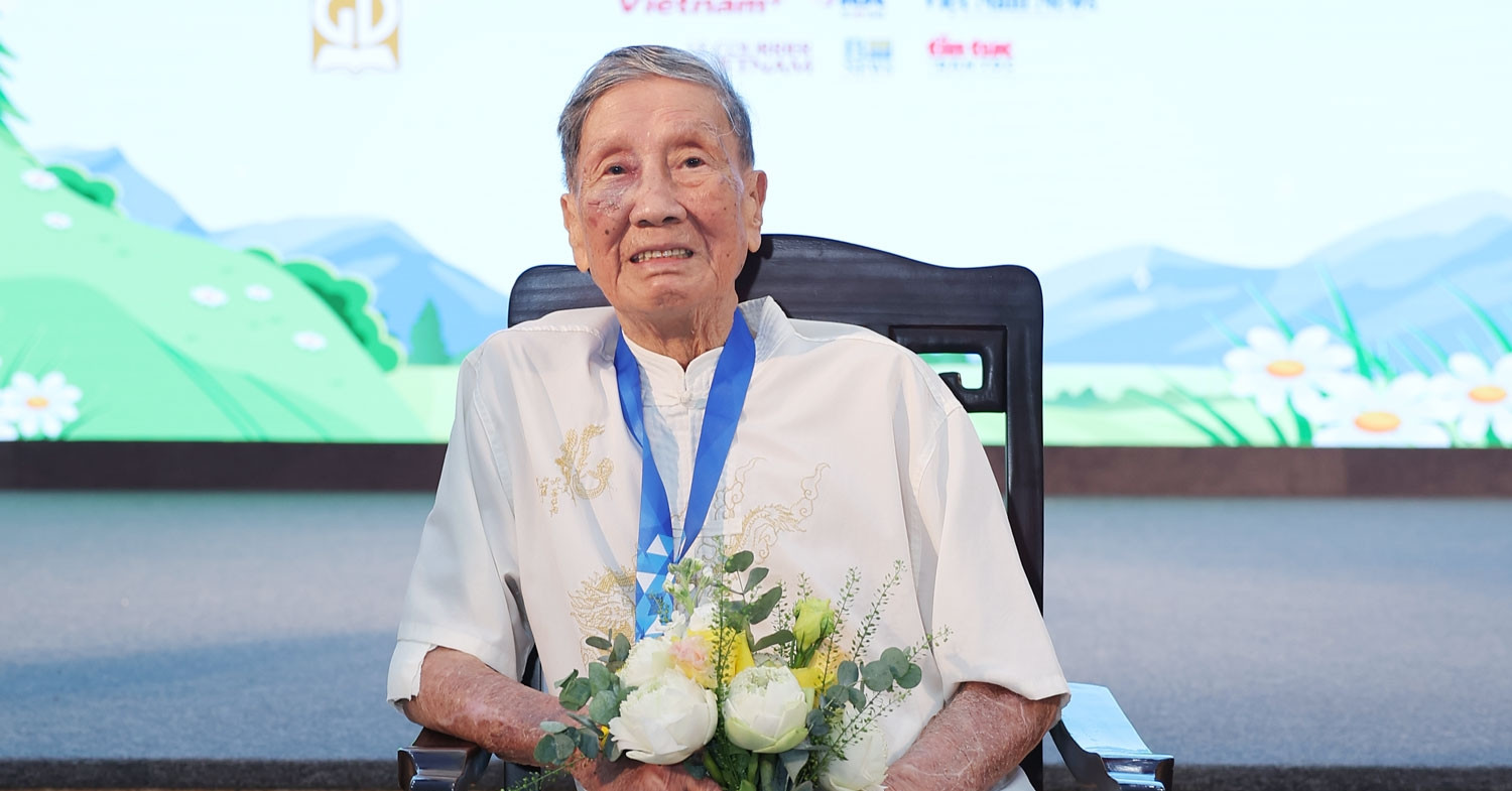 You are currently viewing Nhạc sĩ Phạm Tuyên được vinh danh ‘Hiệp sĩ Dế Mèn’ ở tuổi 95