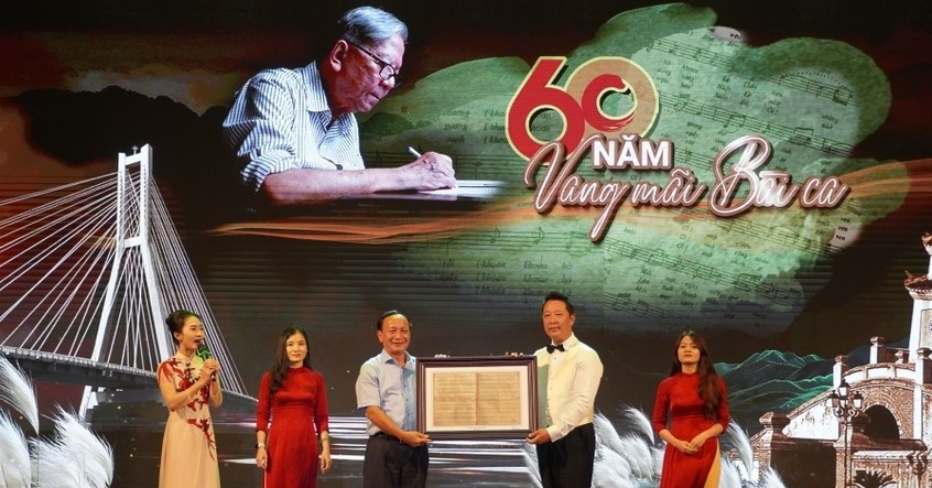 You are currently viewing Nhạc trưởng Lê Phi Phi khóc khi nghe tin nhạc sĩ Hoàng Vân được đặt tên đường