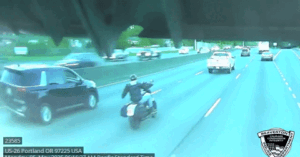 Read more about the article ‘Nóng mắt’ vì khiêu khích, tài xế KIA Carnival lao thẳng vào mô tô trên cao tốc