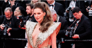 Read more about the article Nữ diễn viên 50 tuổi không bị đuổi khỏi thảm đỏ vì lách lệnh cấm mặc khoả thân