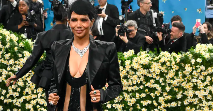You are currently viewing Halle Berry gây sốc vì mặc váy hở vùng nhạy cảm trước cả triệu người