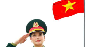 Read more about the article Nữ NSND mang quân hàm Đại tá gây sốt với bức ảnh mặc quân phục ở tuổi 56