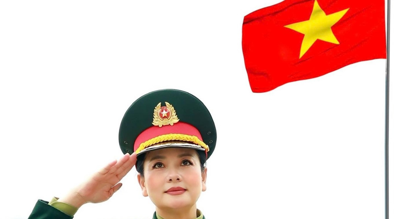 You are currently viewing Nữ NSND mang quân hàm Đại tá gây sốt với bức ảnh mặc quân phục ở tuổi 56