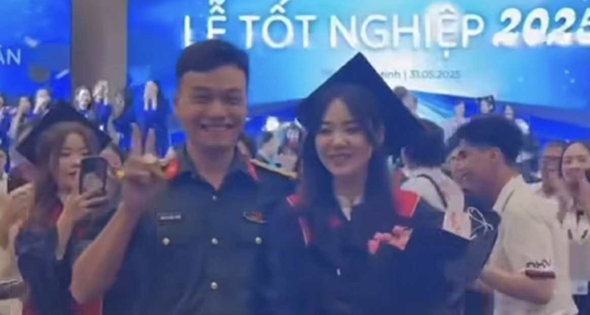 You are currently viewing Nữ sinh viên được nam quân nhân cầu hôn trong lễ nhận bằng tốt nghiệp