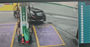 Read more about the article Nữ tài xế ‘não cá vàng’ suýt gây họa ở cây xăng